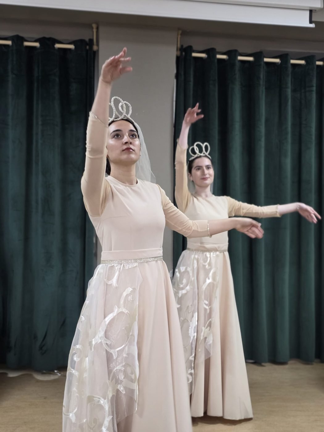 Twee danseressen in traditioneel Armeens kostuum