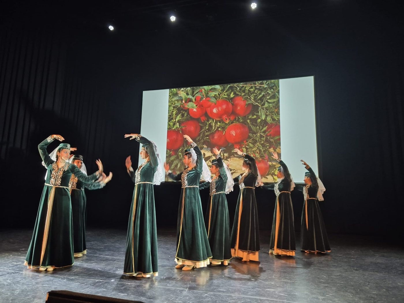 Voorstelling van YERAZ op het podium