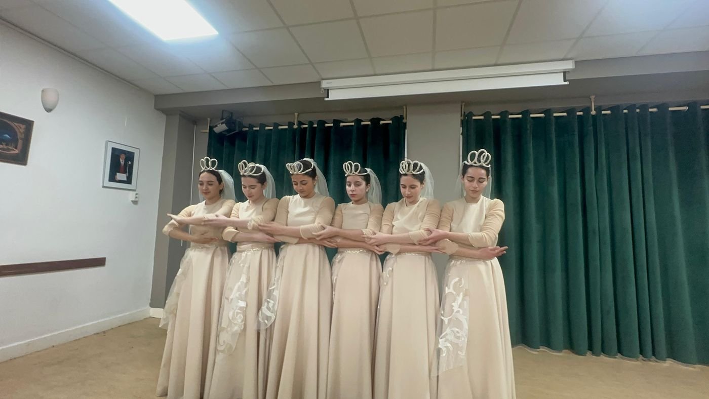 Danseressen in crèmekleurige kostuums