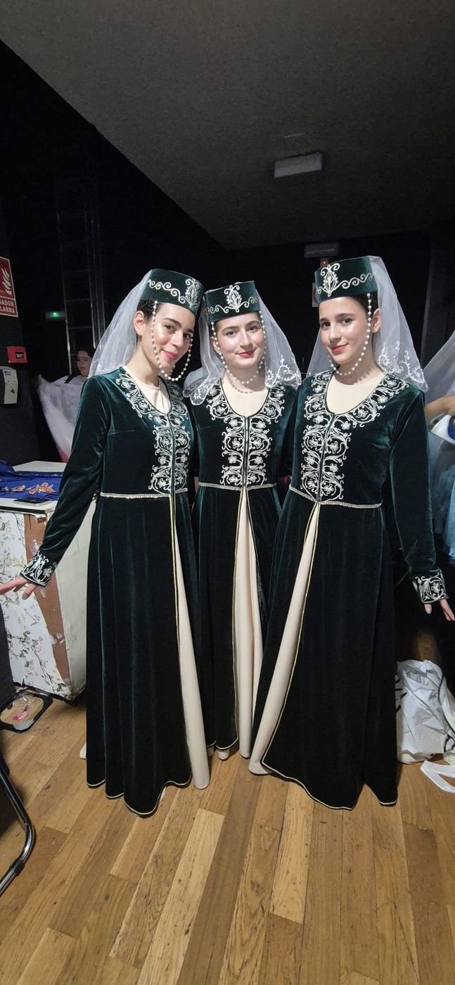 Drie danseressen van YERAZ